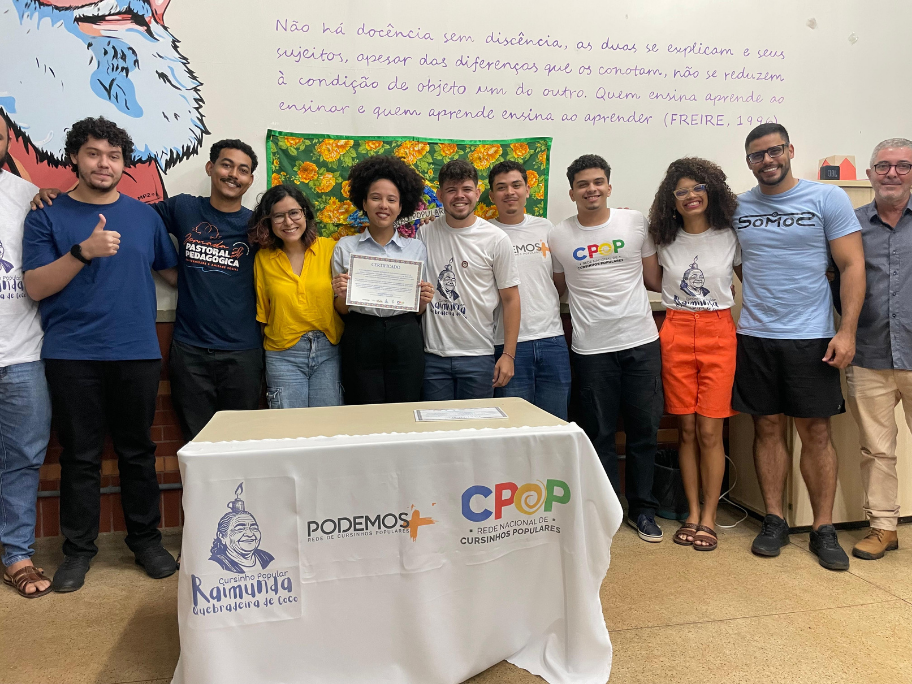 Voluntários em atividade no cursinho